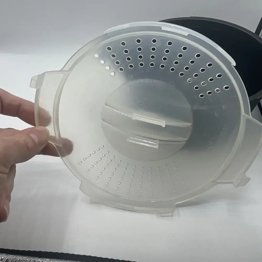 Pampered Chef Micro Cooker Microwave Steamer 4 Cup 1 Quart w/Locking Clear Lid
